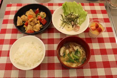 鶏肉のカシューナッツ炒めが主菜の中華料理の献立の写真