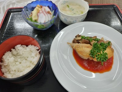チキンステーキ(和風トマトソース)が主菜の和食の献立の写真