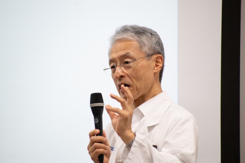 写真：病院長が挨拶している様子。