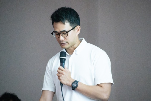 写真：講師が説明している様子。