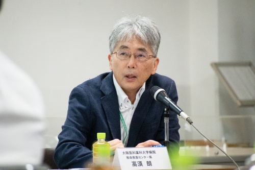 写真：講師が説明している様子。