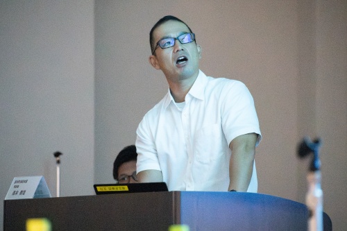 写真：講師が説明している様子。
