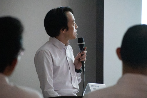 写真：講師が説明している様子。