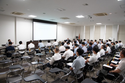 写真：受講者が真剣に話を聞く様子。