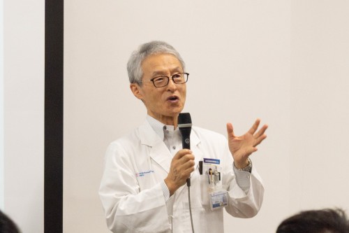 写真：病院長が挨拶している様子。
