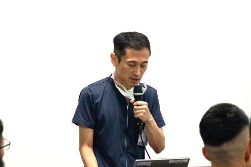 写真：講師が説明している様子。