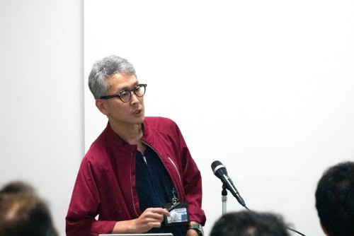 写真：講師が説明している様子。