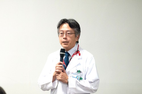 写真：講師が説明している様子。