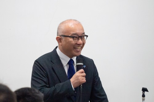 写真：講師が説明している様子。