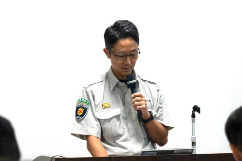 写真：講師が説明している様子。