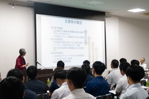 写真：講義の様子。