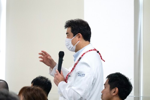 写真：受講者が質問する様子。